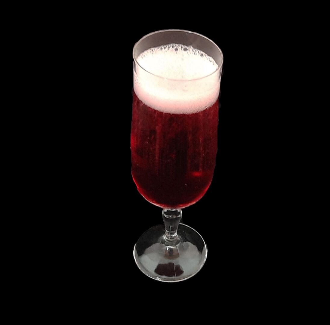 Kir royal. Boisson au champagne et à la crème de cassis de Dijon Kir royal. Boisson au champagne et à la crème de cassis de Dijon
