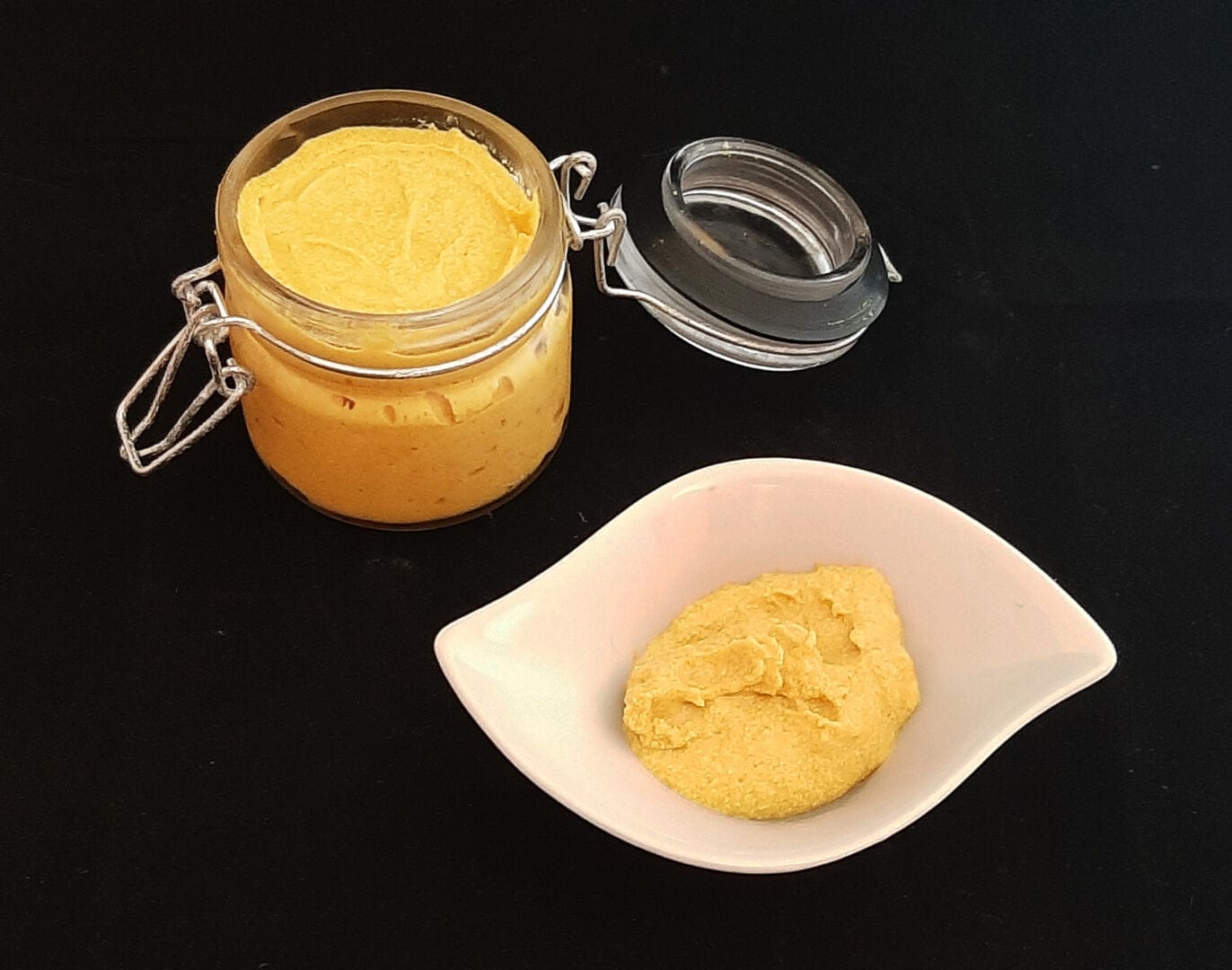 Moutarde de Dijon. Une recette avec des graines à faire soimême.