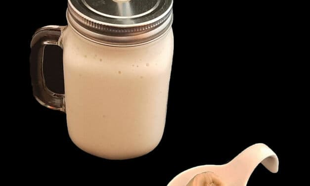 Smoothie à la banane. Une recette de boisson exotique rapide à faire.