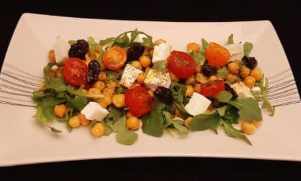 Salade de pois chiches et feta. Une recette d’entrée froide rapide et facile à faire.