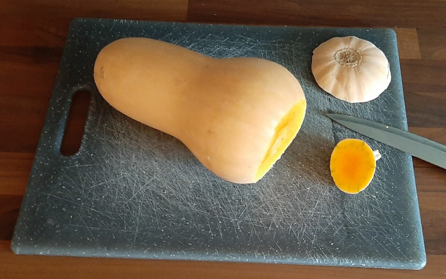 Comment couper une courge butternut facilement et rapidement