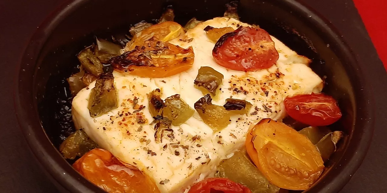 Feta au four. Une recette grecque avec tomates cerises, poivron et miel.