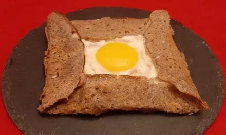 Galettes bretonnes complètes. Une recette de crêpes salées au sarrasin avec œuf, jambon et gruyère.