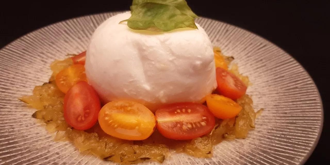 Mozzarella di bufala. Une recette d’entrée froide gastronomique facile à faire.
