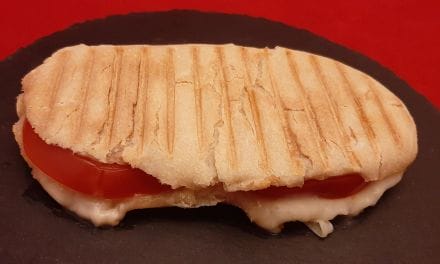 Panini tomate mozza. Une idée de recette de sandwich chaud.