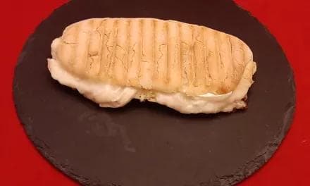 Sandwich végétarien chaud. Une recette de panini aux 3 fromages (chèvre, mozza et gruyère)
