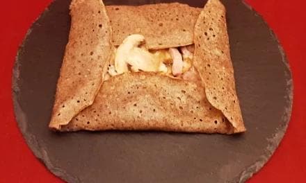 Crêpes farine de sarrasin. Une recette de galettes aux champignons, lardons et gruyère.