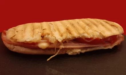 Recette panini jambon blanc, tomate et gruyère. Une recette de petit sandwich maison.