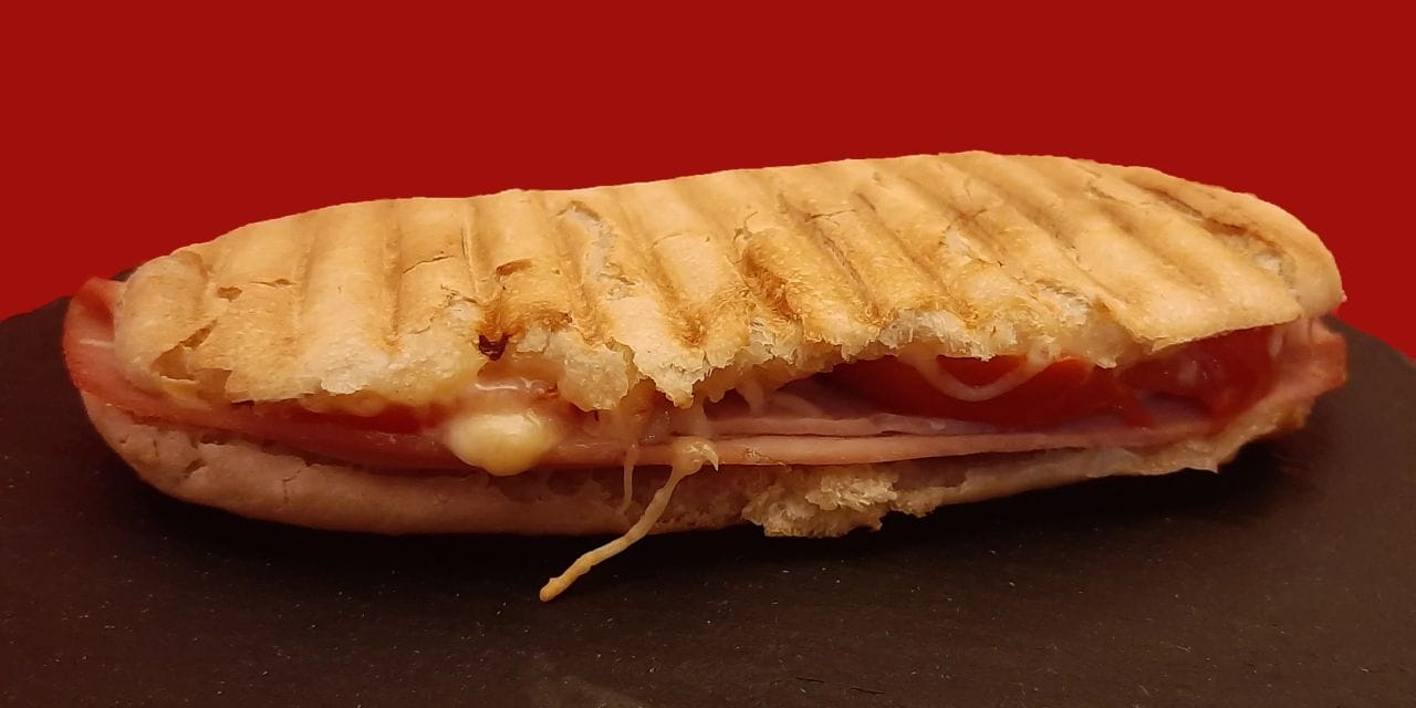 Recette panini jambon blanc, tomate et gruyère. Une recette de petit sandwich maison.