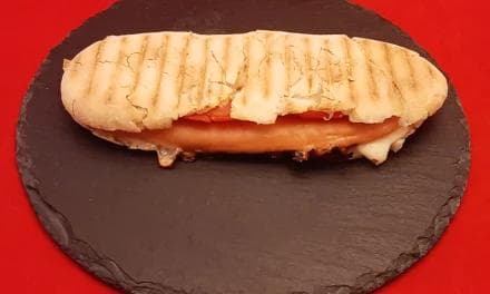 Saucisses Knacki, mozzarella et tomate. Une recette avec un appareil à panini.