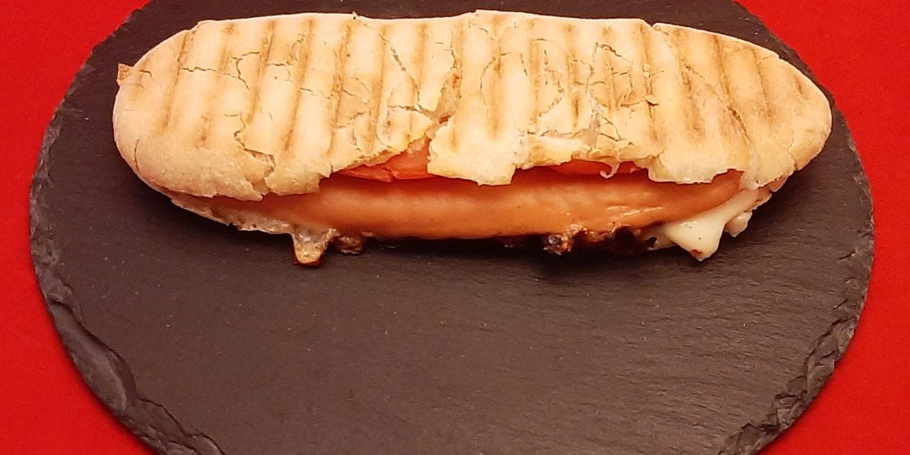 Saucisses Knacki, mozzarella et tomate. Une recette avec un appareil à panini.