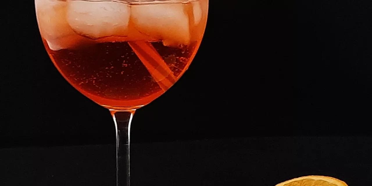 Aperol spritz. Une recette de cocktail au prosecco. Un vin pétillant italien.