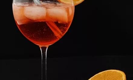 Aperol spritz. Une recette de cocktail au prosecco. Un vin pétillant italien.
