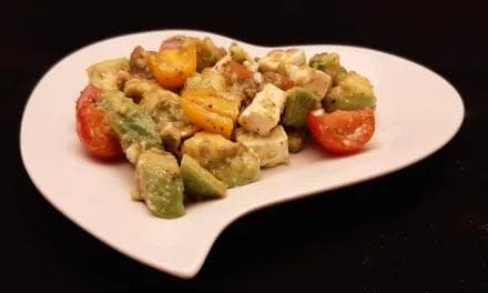 Avocat tropical en salade. Une recette d’entrée froide avec tomates, feta et pignons de pin.