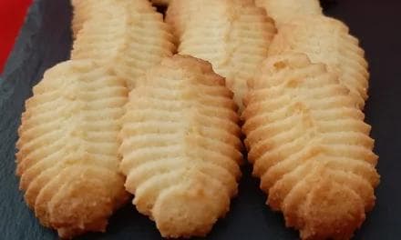 Biscuits aux amandes. Une recette de petits sablés tendres réalisés à la presse.