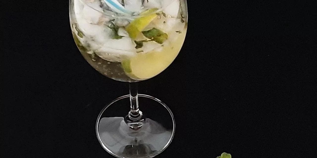 Hugo spritz. Une recette de cocktail à base de St Germain pour un apéro rafraîchissant.