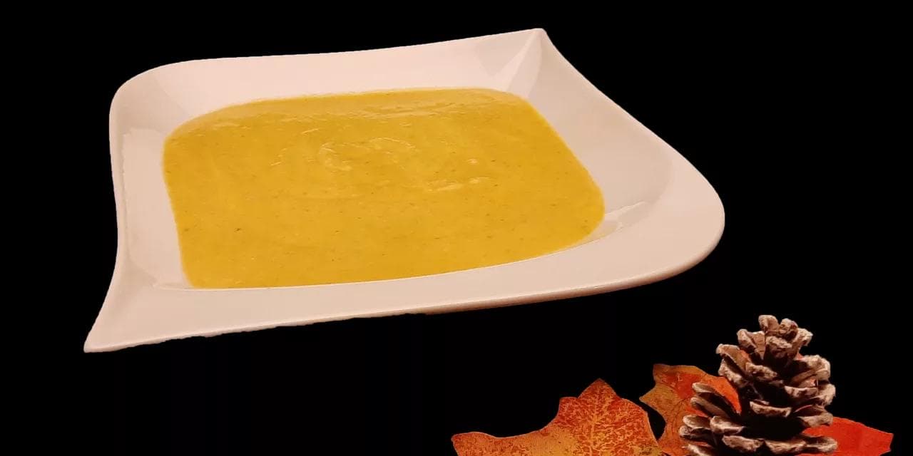 Potimarron vert. Une recette de velouté avec courge Iron Cup, champignons et pommes de terre.