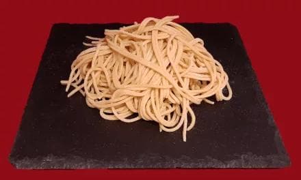 Spaghetti maison. Une recette italienne de pâtes fraîches.