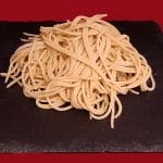 Spaghetti maison. Une recette italienne de pâtes fraîches.