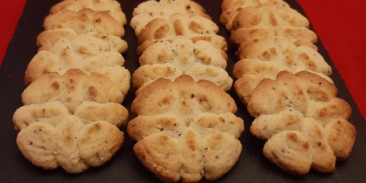 Biscuits aux noisettes. Une recette de petits sablés tendres réalisés à la presse.