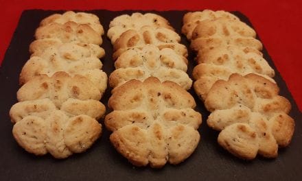 Biscuits aux noisettes. Une recette de petits sablés tendres réalisés à la presse.