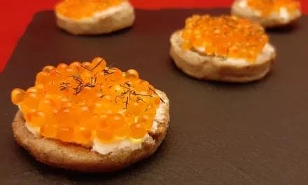 Blinis œufs de truite. Une recette de toasts à servir à Noël ou Nouvel An.