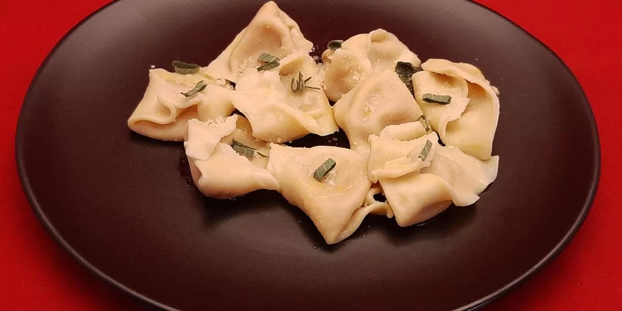 Cappellacci di zucca. Une recette de raviolis frais maison farcis au potimarron et parmesan.