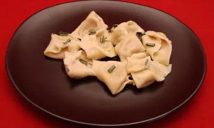 Cappellacci di zucca. Une recette de raviolis frais maison farcis au potimarron et parmesan.