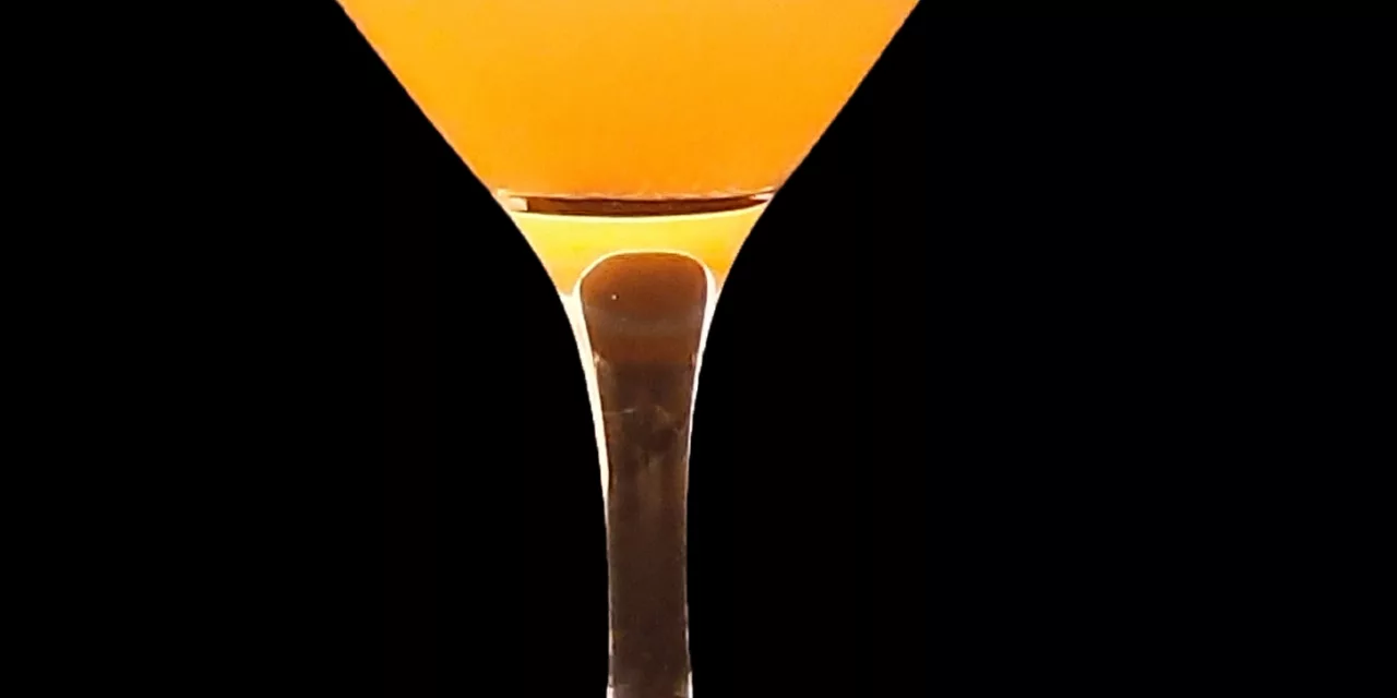 Coupe de champagne au jus de fruit. Une recette de cocktail avec angostura et pamplemousse.