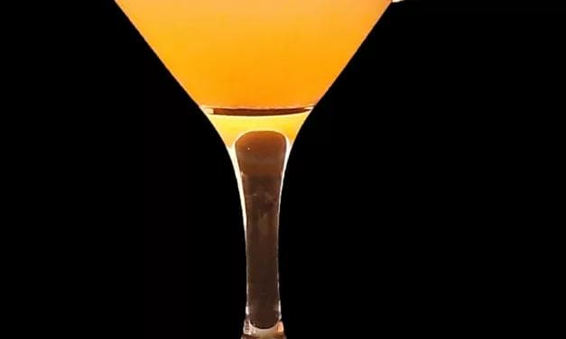 Coupe de champagne au jus de fruit. Une recette de cocktail avec angostura et pamplemousse.