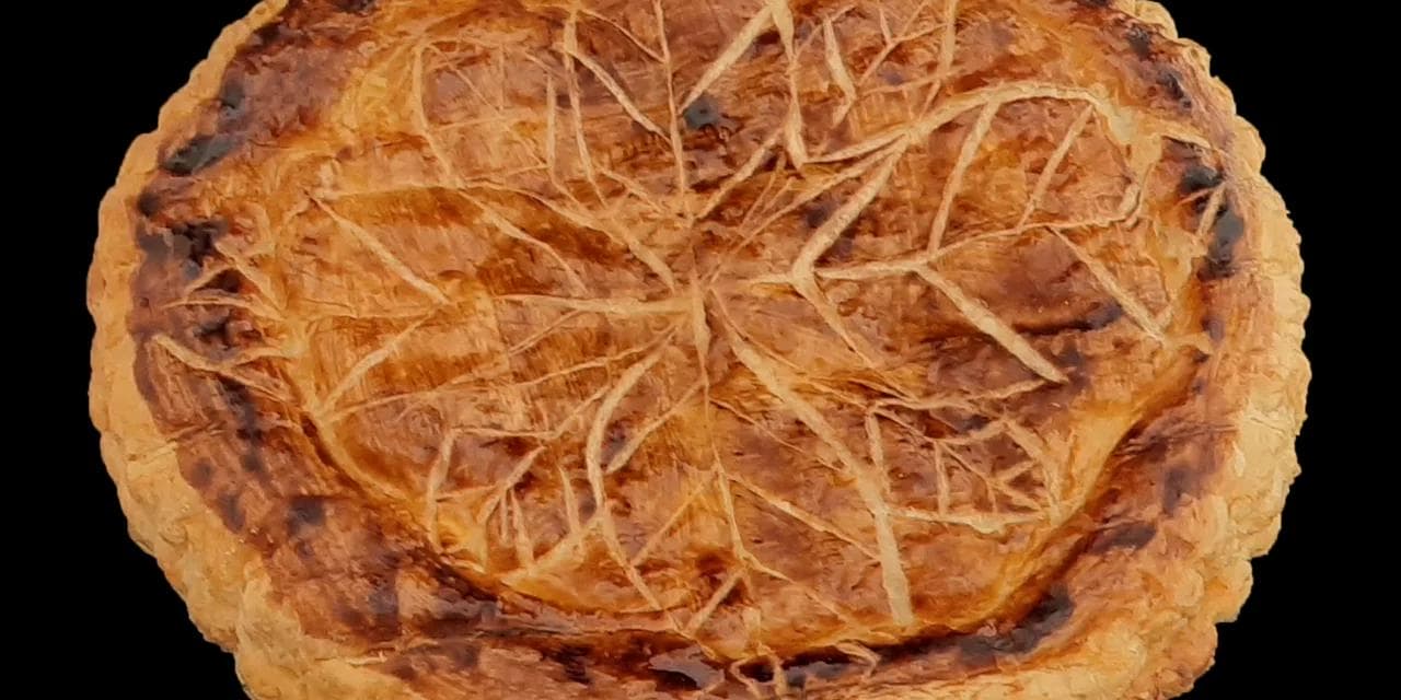 Galette des rois aux pommes caramélisées. Une recette à faire pour l’Épiphanie.