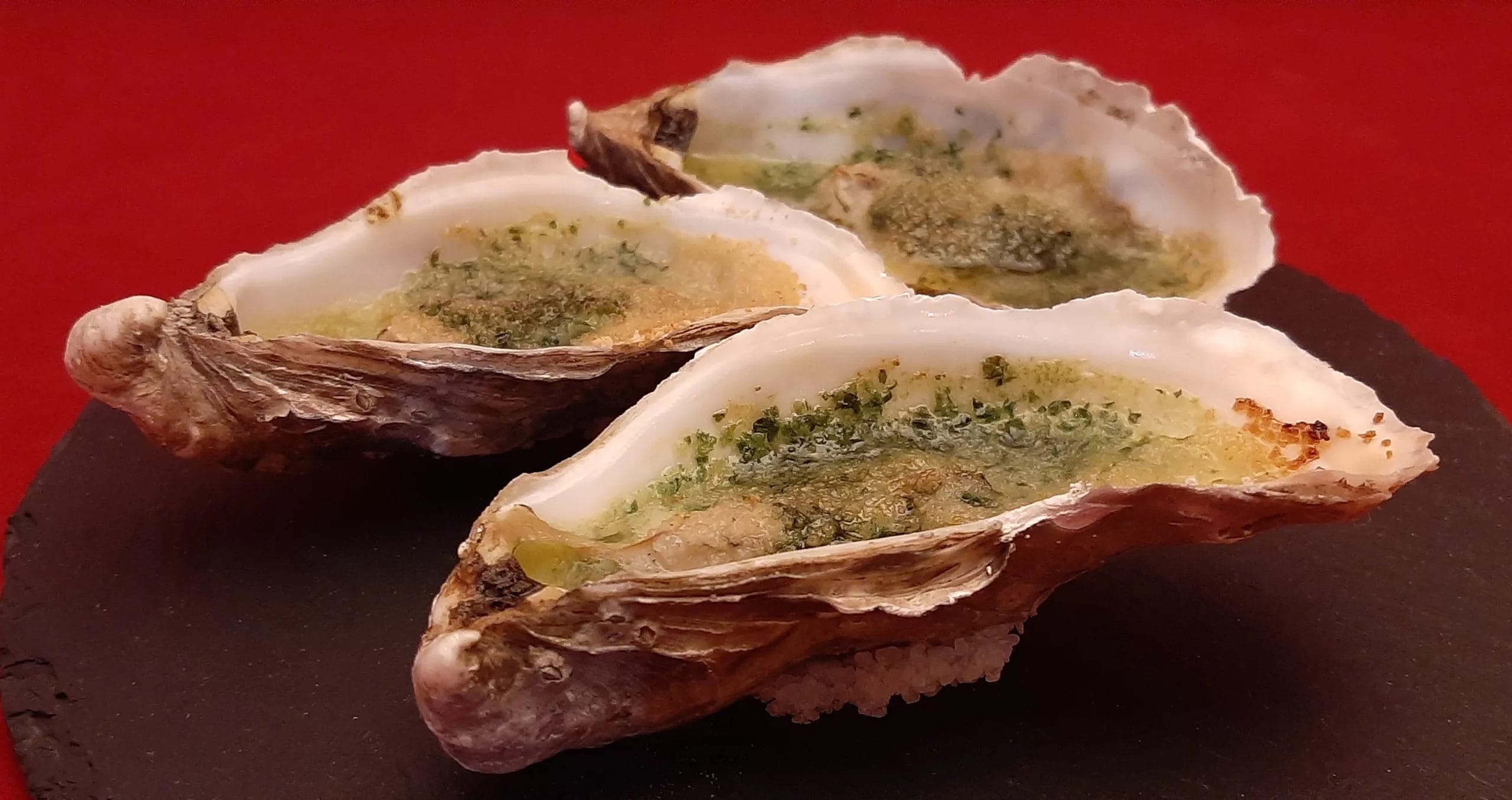 Huîtres au four beurre persillé. Une recette d'entrée pour Noël