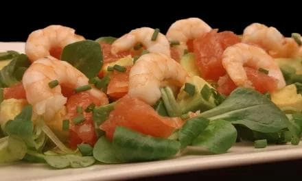 Salade de crevettes, avocat et pamplemousse rosé. Une recette colorée pour une entrée festive.