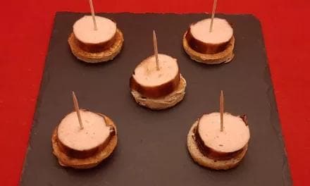Toasts au boudin blanc. Une recette originale de blinis pour l’apéro de Noël.