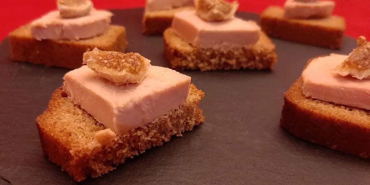 Toasts au foie gras et pain d’épices. Une recette pour l’apéro de Noël.