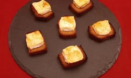 Toasts pain d’épices au camembert. Une recette pour l’apéro de Nouvel An.