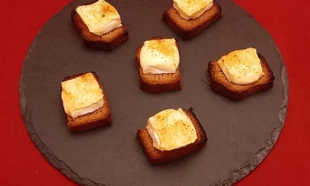 Toasts pain d’épices au camembert. Une recette pour l’apéro de Nouvel An.
