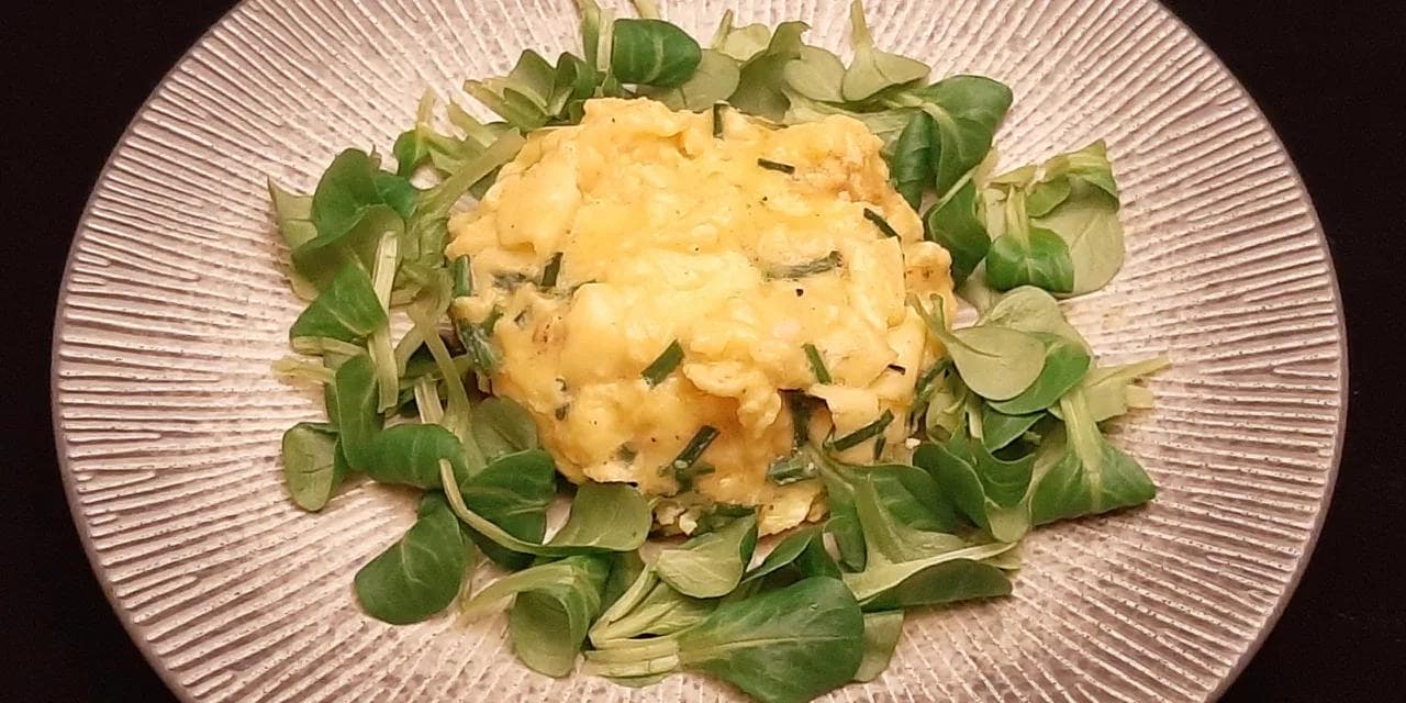 Comment faire une omelette ? Une recette saine à la ciboulette fraîche.