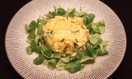 Comment faire une omelette ? Une recette saine à la ciboulette fraîche.