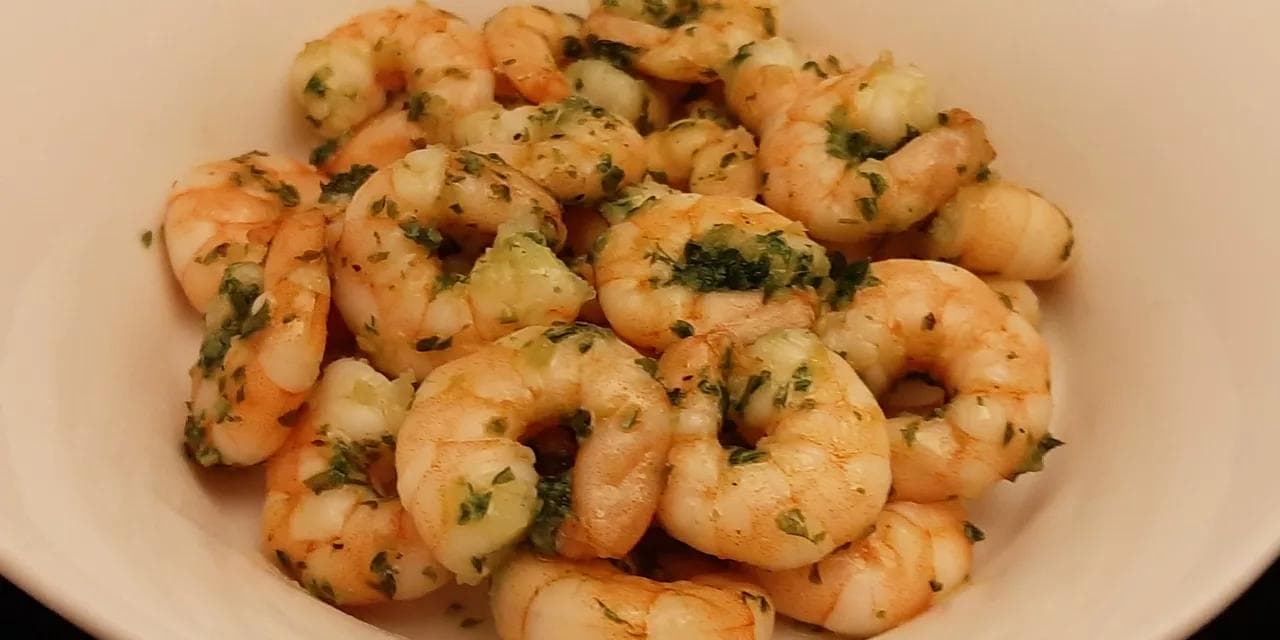 Crevettes au beurre d’escargot. Une recette avec de l’ail et du persil pour Noël.