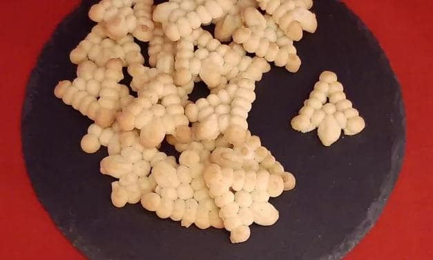 Petits gâteaux sapin de Noël. Une recette gourmande à la pâte de pistache.