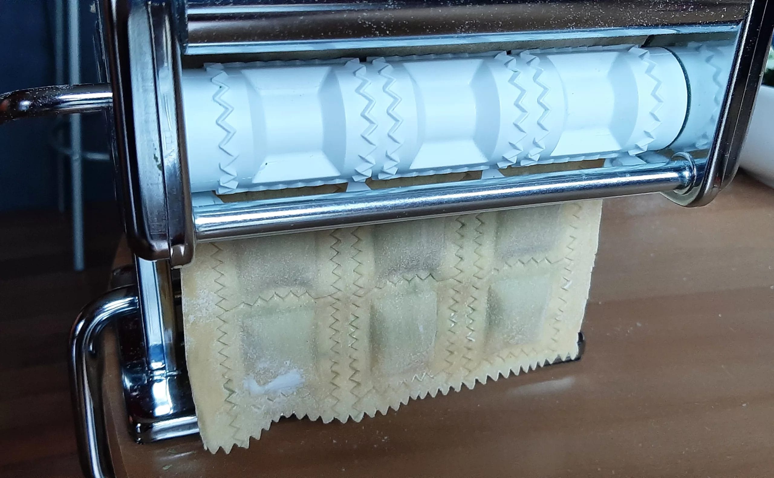 Raviolis ricotta épinards. Recette maison et italienne à la machine.