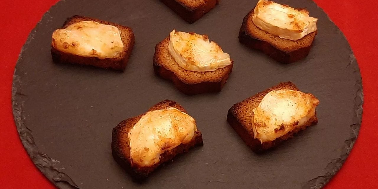 Toasts pain d’épices chèvre miel au four. Une recette économique pour l’apéro.