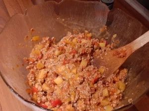 Tourte à la viande hachée et légumes. Recette d'entrée gourmande