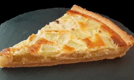 Tarte à la rhubarbe et poudre d’amandes. Une recette gourmande peu sucrée !