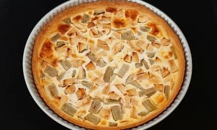 Tarte aux pommes à la rhubarbe. Une recette gourmande pour le dessert.
