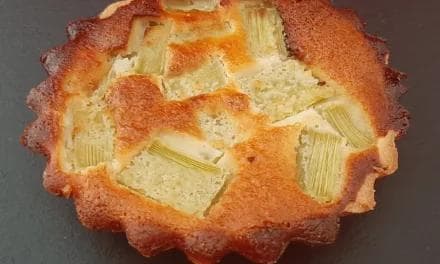 Découvrez ma recette des tartelettes à la rhubarbe. Un dessert frais et acidulé !