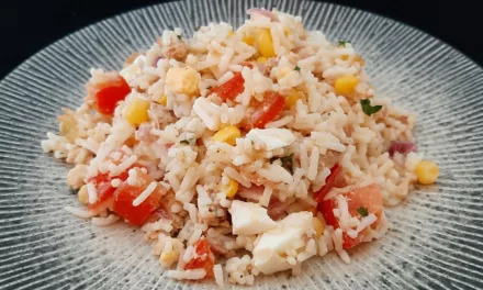 Découvrez la recette savoureuse de la salade de riz au thon, tomates et maïs