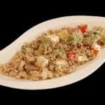 Préparez une salade savoureuse avec du quinoa, du thon, de l’avocat et de la feta en un rien de temps !