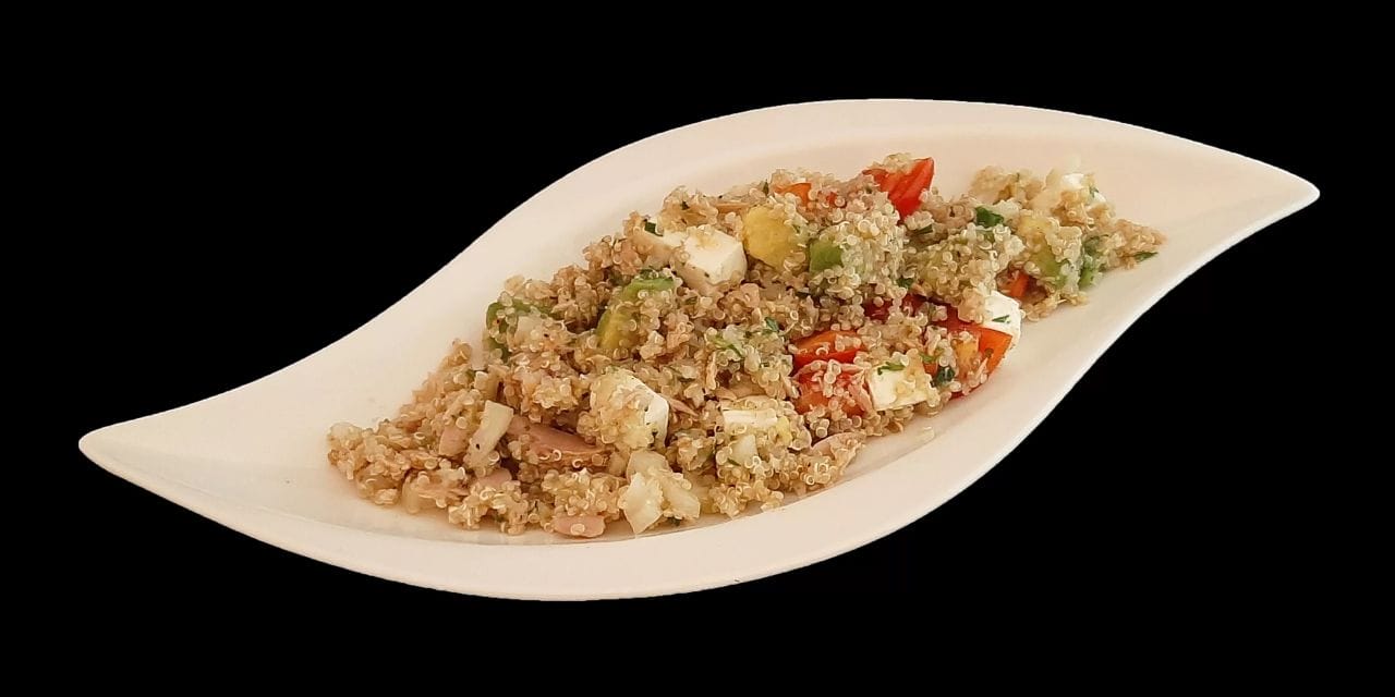 Préparez une salade savoureuse avec du quinoa, du thon, de l’avocat et de la feta en un rien de temps !